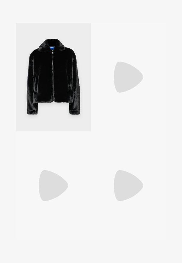 Karl Lagerfeld Jeans - Kurtka zimowa; Czarna bawełniana koszulka z okrągłym dekoltem, krótkimi rękawami i niebieskim haftowanym logo "Calvin Klein JEANS" z przodu.; Czarne jeansy z wysokim stanem i rozszerzanym dołem, wykonane z denimu, z zapięciem na guzik, szlufkami na pasek oraz kieszeniami bocznymi. Gładka faktura z minimalnym przetarciem.; Czarne skórzane trampki z zaokrąglonym czubkiem, białą platformą i czarnymi sznurówkami. Charakteryzują się subtelnym logo na pięcie i gładką fakturą.
