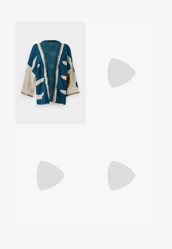 Veste kimono à motifs bleus et crème avec une coupe ample, des manches larges et des bordures raffinées le long de l'encolure et de l'ourlet. Motifs décoratifs présents.; T-shirt blanc à manches courtes en coton, avec des bordures en dentelle décoratives le long des manches et un col rond.; Pantalons en denim beige clair à jambes larges, taille haute, avec deux poches avant, fermeture à bouton et détails de couture subtils.; Sandale blanche à talons hauts avec un talon épais, présentant un design à lanières et un lien autour de la cheville. Texture lisse avec une plateforme à l'avant pour une hauteur supplémentaire.