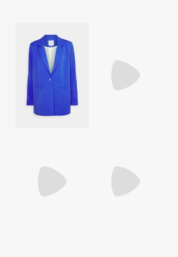 Minimum TARA  - Casaco curto - dazzling blue; Top de manga longa em rosa claro, com um decote redondo e uma silhueta justa. Feito de um tecido suave e texturizado. Design minimalista, sem padrões.; Jeans de perna larga azul escuro com uma cintura alta, apresentando passadores de cinto, um fecho de zip na frente e detalhes de costura discretos. Feitos de tecido de denim.; Sapatilha de couro branca com biqueira perfurada, sola texturizada e atacadores brancos, combinada com calças largas vermelhas e um fundo azul e amarelo.; Óculos retangulares com uma armação em metal fino na cor rosa dourado. Lentes transparentes, pontas das hastes transparentes e detalhes delicados em torno das lentes.