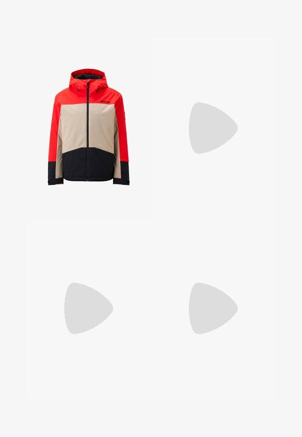 Giacca color block rossa, beige e nera con cappuccio, chiusura zip e polsini regolabili. Realizzata in un materiale liscio, probabilmente resistente all'acqua.; T-shirt bianco a maniche lunghe in cotone con colletto rotondo. Presenta un piccolo logo nero sul petto. Texture liscia, vestibilità regolare.; Pantaloni sportivi neri con vita regolabile tramitecordino, vestibilità affusolata, polsini elasticizzati e un piccolo logo bianco sulla coscia sinistra, realizzati in tessuto morbido.; Scarpe da esterni nere realizzate in mesh e materiale sintetico, con una parte superiore testurizzata, un sistema di allacciatura sicuro e una suola robusta, su terreno roccioso.