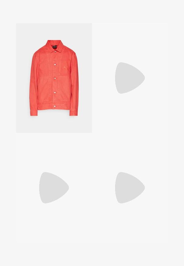 Casaco de ganga vermelho com colarinho, fecho frontal com botões, dois bolsos grandes e um logótipo bordado no peito. Textura suave e ajuste entalhado.; Dois tops brancos de alças, com textura canelada, apresentando logótipos bordados em azul e verde. Um tem um desenho de sol, o outro uma palmeira.; Jeans de denim azul claro com design de perna reta, apresentando uma cintura de altura média, cinco bolsos e um fecho de botão e zíper.; adidas Originals ADIRACER UNISEX - Sapatilhas - core black/cream white