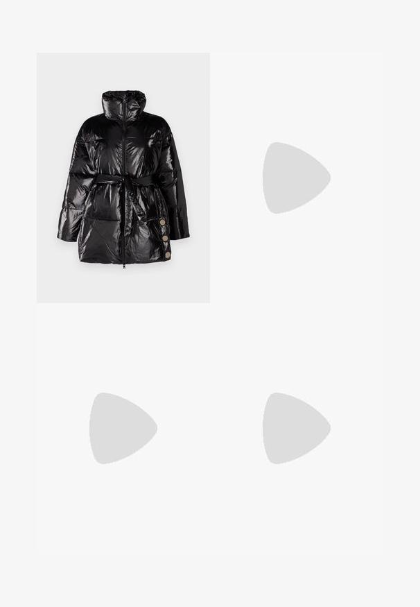 Chaqueta puff negra con un acabado brillante, cuello alto, cierre frontal con cremallera y un cinturón. Presenta tres botones decorativos en el lado izquierdo.; Camiseta negra de algodón con un logo rectangular de la marca en color crema con texto de estilo manuscrito. Mangas cortas y un corte estándar.; Pantalones de chándal anchos y negros con cintura elástica y cordón, acentos de abertura lateral, tela suave y un diseño elegante.; Zapatillas negras y crema con una suela texturizada, paneles de malla y acentos de texto de la marca. Punta redonda y diseño de cordones. Lengüeta trasera ajustable.