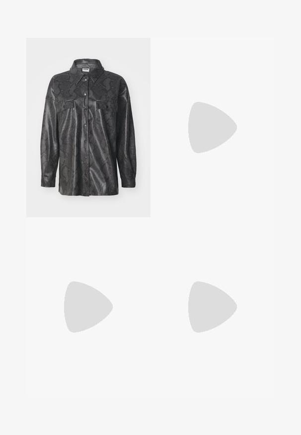 Schwarze synthetische Hemdenjacke mit Schlangenledermuster, knöpfbare Vorderseite, zwei Brusttaschen und Kragen. Glatte Textur.; Drei Tanktops in Mintgrün, Schwarz und Beige; aus geripptem Stoff mit Rundhalsausschnitt und ohne Ärmel. Markenlabel sichtbar.; Schwarze Lederrock mit Falten, breitem Bund und zwei Schnallenakzenten an der Seite. Glatte Textur mit glänzendem Finish.; Schwarze Lederstiefel mit gelben Nähten, ausgestattet mit einer massiven Gummisohle und Metallöse, getragen auf einer rosa, industriellen Rohrkonstruktion.