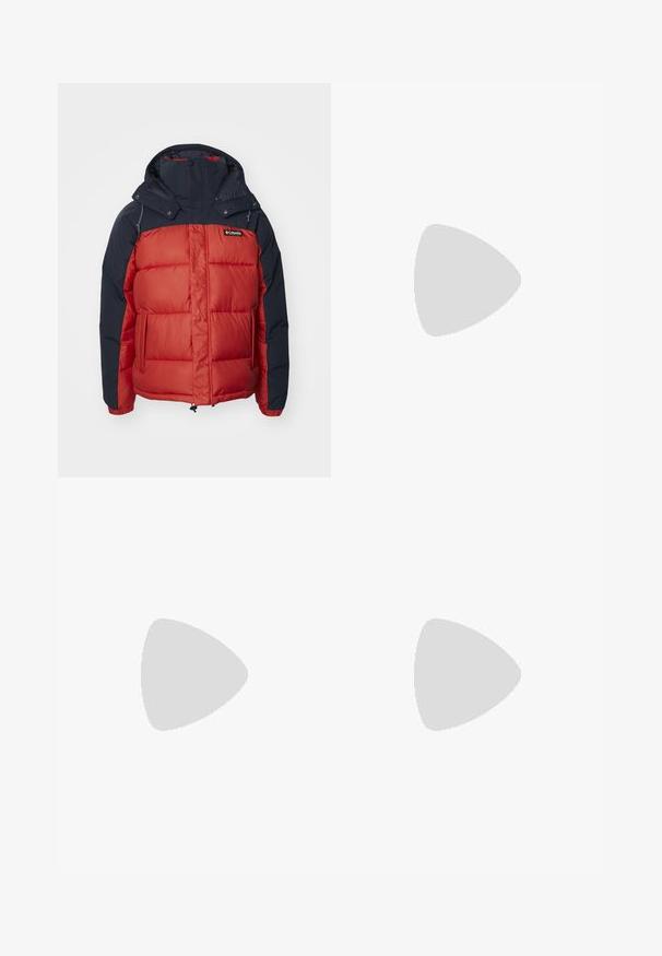 Jachetă cu puf izolată roșie și bleumarin, cu glugă, având un model de cusături rectangulare și buzunare cu fermoar. Logo în partea stângă sus.; Tricou din bumbac negru Nike, cu guler rotund clasic, mâneci scurte și un logo subtil embosat pe piept. Textură netedă.; Pantaloni din denim gri deschis cu o croială lejera, având buzunare laterale mari, cusături vizibile și un design drept. Bucle pentru curea la talie.; Pantofi sport negri, cu țesătură texturată și tălpi din cauciuc, având șireturi elastice și un accent albastru pe toc. Purtați cu pantaloni din denim deschis.