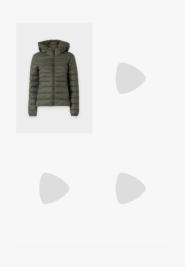 Doudoune vert olive avec fermeture éclair à l'avant, capuche et poignets élastiques. Le tissu présente des sections matelassées horizontales pour l'isolation.; T-shirt noir à manches courtes avec un col rond, fabriqué en coton doux. Design simple, sans logos ni motifs visibles.; Jean en denim bleu avec une coupe droite, présentant un léger délavage, une disposition classique à cinq poches et des détails de couture visibles.; Escarpin noir en cuir à bout pointu avec une bride de cheville et un talon épais. Texture lisse, design élégant et esthétique minimaliste.
