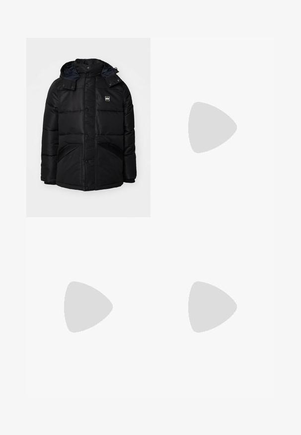 GAP HOODED HEAVYWEIGHT LOGO PUFFER - Ziemas jaka - true black; Izmēra balta kokvilnas T-krekls ar īsām piedurknēm, apaļu kakla izgriezumu un mazu melnu "NB" logo augšējā kreisajā krūšdaļā. Gluda tekstūra, brīva piegriezuma siluets.; Melni sporta bikses no mīksta materiāla ar elastīgu jostu, aukliņu un sašaurinātiem piedurknēm, ar smalku logo sānos.; Melna skriešanas apavi ar jauktu acu audumu un sintētiskiem materiāliem, masīvu zoli, izliekta dizaina elementiem un izteiktu zīmola logotipu uz sāniem.