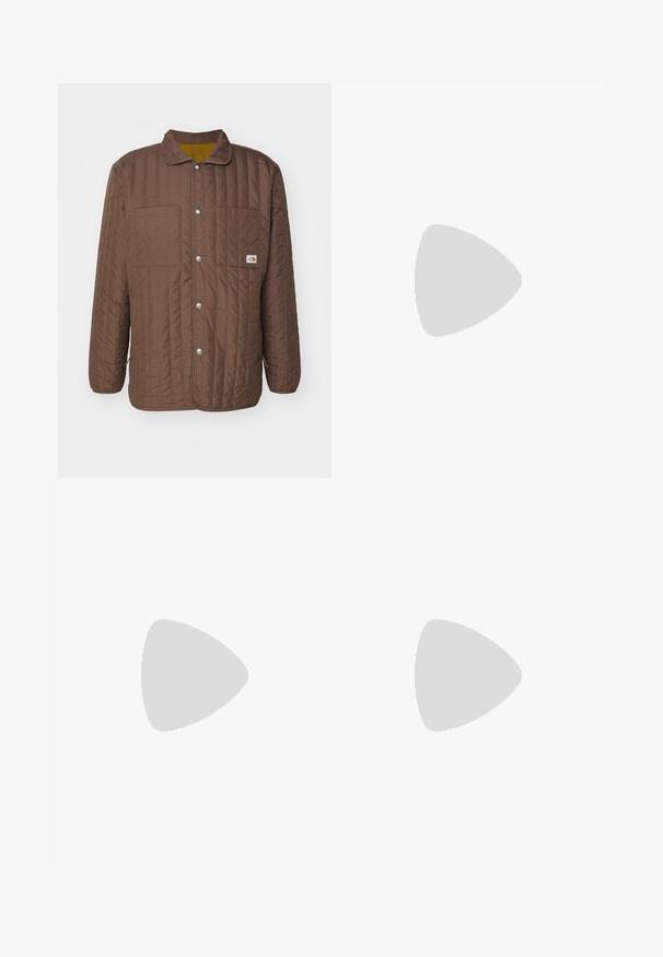 Bruine gevoerde jas met een kraag, twee borstzakken, drukknoopsluiting en een contrasterende gele voering. Voorzien van horizontale stiksels.; Witte lange mouwen T-shirt van katoen. Ronde hals ontwerp met ribgebreide manchetten en een klein logo op de linkermouw. Gladde textuur.; Olijfgroene, hoge taille broek met een rechte pasvorm. Gemaakt van een lichtgewicht stof, met voorplooien en een knoopsluiting.; Zwarte leren schoen met een ronde neus en vier veterogen. Voorzien van een textuur op de zool en een oranje binnenkant. Geplaatst tegen een gele achtergrond.