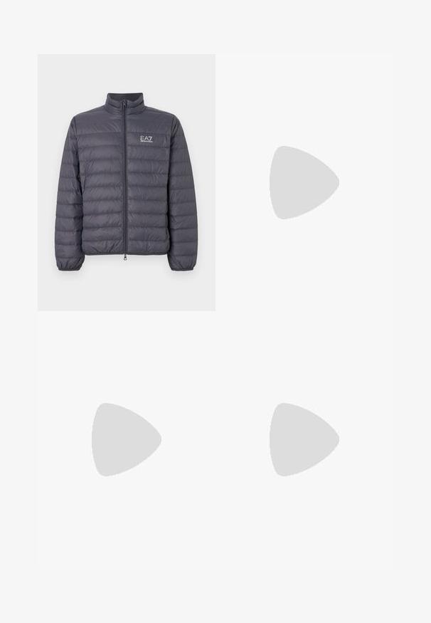 Sivi puffer jakna s visokim ovratnikom, квилтед дизајн, prednji zatvarač i EA7 logo na prsima. Glatka tekstura, lagan materijal.; Bijela pamučna majica s okruglim izrezom i kratkim rukavima, s zlatnim EA7 Emporio Armani logotipom otisnutim na prednjoj strani.; Crne atletske kratke hlače od mekanog materijala, s elastičnim pojasom i malim žutim EA7 logotipom na donjoj lijevoj nozi.; Bijele kožne tenisice s glatkom površinom, okruglim vrhom, ravnim vezicama i teksturiranom potplatom. Imaju suptilan logo na peti.