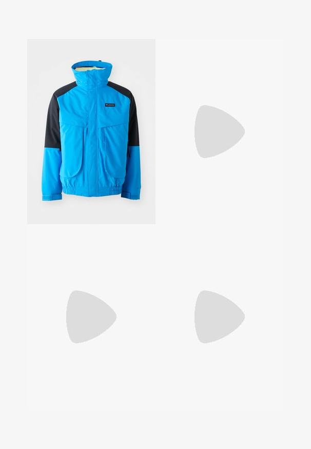 Blaue und schwarze wasserdichte Jacke mit hohem Kragen, zwei Fronttaschen, elastischen Bündchen und verstellbarem Saum. Glatte Textur mit Kontrastnähten.; Drei schlichte weiße Baumwoll-T-Shirts mit kurzen Ärmeln. Jedes Shirt hat einen runden Ausschnitt und ein kleines schwarzes Logotipo auf der linken Seite.; Helle blaue Denim-Hose mit lässiger Passform, zwei unterschiedlichen Stoffpaneelen, einem Knopfverschluss vorne und weiter Beinöffnung.; Weiße Ledersneakers mit grauen Akzenten, ausgestattet mit einem perforierten Zehenbereich, flachen Schnürsenkeln und einer gemusterten Sohle. New Balance-Logo an der Seite.