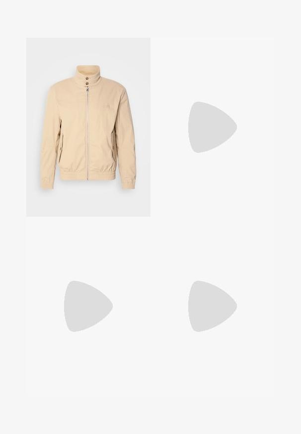 Bež bomber jakna z visokim ovratnikom, sprednjim zadrgo, dvema stranskima žepoma, elastičnimi manšetami in logotipom na prsih. Gladek, lahek material.; Dolg rokav modro-črni pleteni pulover s krožnim izrezom, ribastimi manšetami in robom, na prsih pa je majhna kvadratna logotipna nalepka.; Črne slim-fit jogger hlače z belo vrvico, elastičnim pasom z belimi črtami in majhnim belim logotipom na zgornjem stegnu.; Bela športna obuvala iz mrežastega in semiš materiala, z teksturiranim podplatom, teksturiranimi dodatki in logotipom "HUGO" na strani.