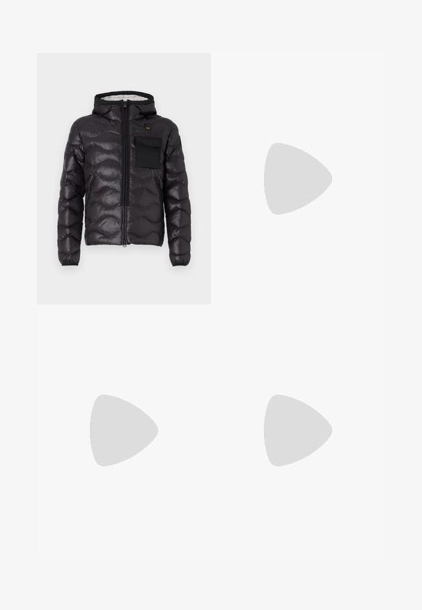 Blauer BRYANT - Jas - black; Zwarte katoenen t-shirt met ronde hals, voorzien van een witte en groene gestreepte afwerking en een geborduurd groen krokodillenlogo op de linkerborst.; Zwarte cargobroek van lichtgewicht stof, met een relaxte pasvorm, twee grote zijzakken en een knoopsluiting.; Lacoste sneakers in donkergrijs van mesh en synthetisch materiaal, met een gestructureerde zool en bruine accenten op de kraag en branding.