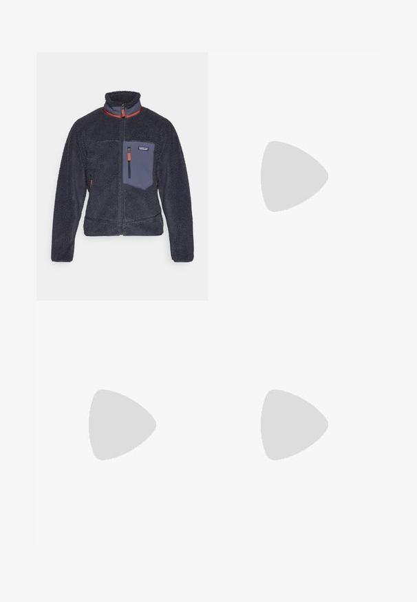 Patagonia CLASSIC RETRO - Giacca in pile - smolder blue; T-shirt grigio a maniche corte realizzato in un morbido tessuto di texture, con un piccolo logo blu di Patagonia sul lato sinistro del petto. Senza ulteriori fantasie.; Pantaloni grigi scuri realizzati in tessuto resistente, dotati di tasca con zip, taglio dritto e passanti per cintura per una vestibilità regolabile.; Sneakers impermeabili marroni con tomaia testurizzata, dettagli perforati, supporto al tallone nero e suola in gomma grigia. I lacci sono decorati con estremità metalliche.