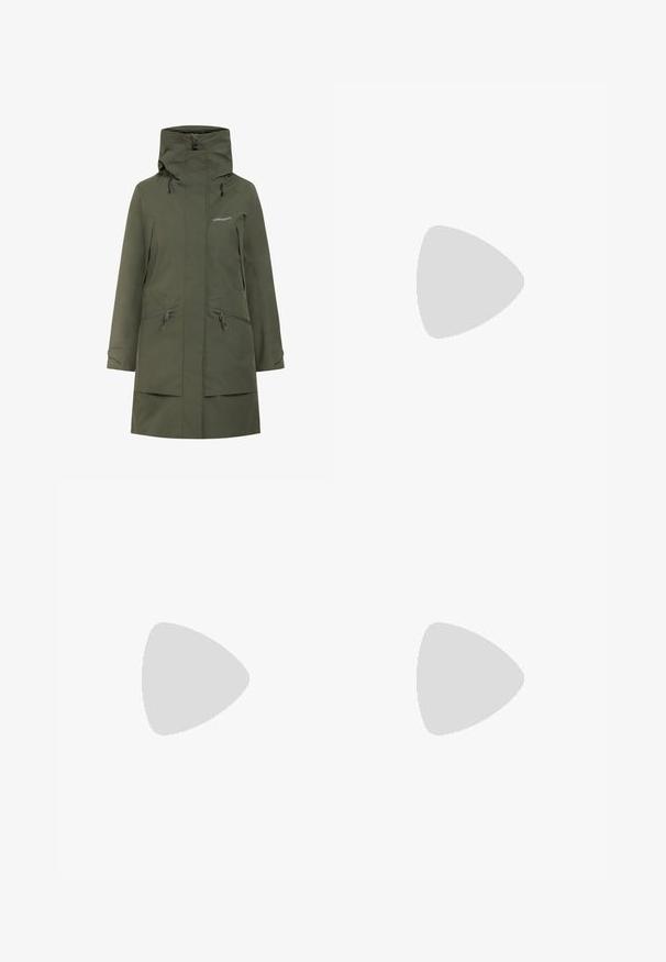 Parka impermeabile verde oliva con colletto alto, cappuccio regolabile e due tasche anteriori con zip. Il tessuto ha una superficie liscia.; T-shirt grigio a maniche corte realizzato in morbido tessuto traspirante. Presenta un collo tondo e un piccolo logo bianco nella parte superiore sinistra.; Pantaloni neri aderenti realizzati in materiale flessibile. Presentano una tasca laterale con zip, ginocchia articolate e una texture liscia.; Stivale da trekking nero con design a metà altezza, dotato di una tomaia texturizzata, accenti grigi e suola in gomma resistente con tasselli per la trazione.