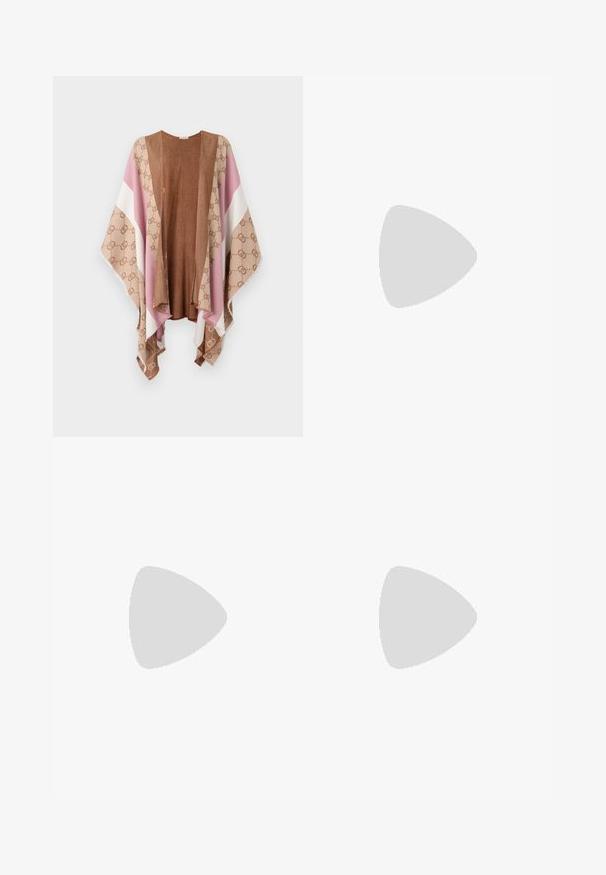Kimono lungo e aperto davanti, in morbido marrone, rosa e bianco con un motivo a logo ripetuto. Tessuto leggero e design fluente.; T-shirt nera oversize con una grafica di un orso e la scritta "NON CARINA MA SELVAGGIA" in grassetto, lettere bianche. Materiale in cotone.; Jeans azzurri chiari a vita alta realizzati in denim. Presentano gambe larghe, due aree strappate sulle ginocchia e il classico styling a cinque tasche.; Sneaker alta in tela bianca con suola in gomma nera, punta in gomma frontale e sei asole per i lacci, caratterizzata da un design pulito e minimalista.