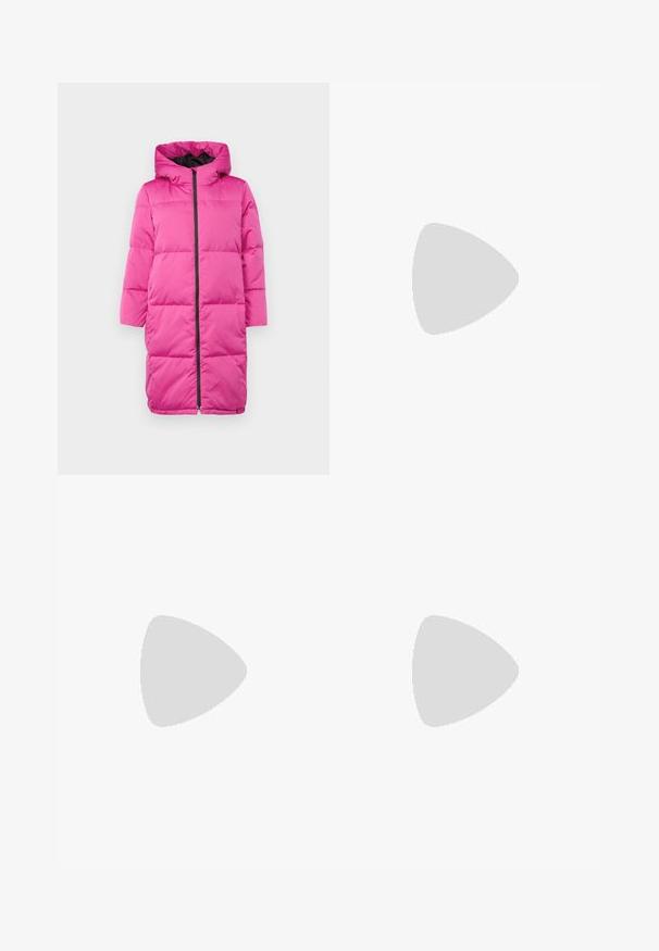 YAS Petite YASMILLYS JACKET - Dūnu jaka - fuchsia fedora; Garais piedurkņu baltais ribotais tops ar apaļu dekoltē un regulējamām sānu krokām. Iekļauj saišu detaļu kreisajā plecā.; Melnas šaurās džinsi, izgatavoti no denima, ar izbalējušu apdari, tradicionālu piecu kabatu dizainu un saplēstiem maliņiem potītēs.; Melni kanvas sporta apavi ar baltiem aizsietajiem un šuvēm. Iezīme ir masīvs, teksturēts balts zole ar unikālu segmentētu dizainu.