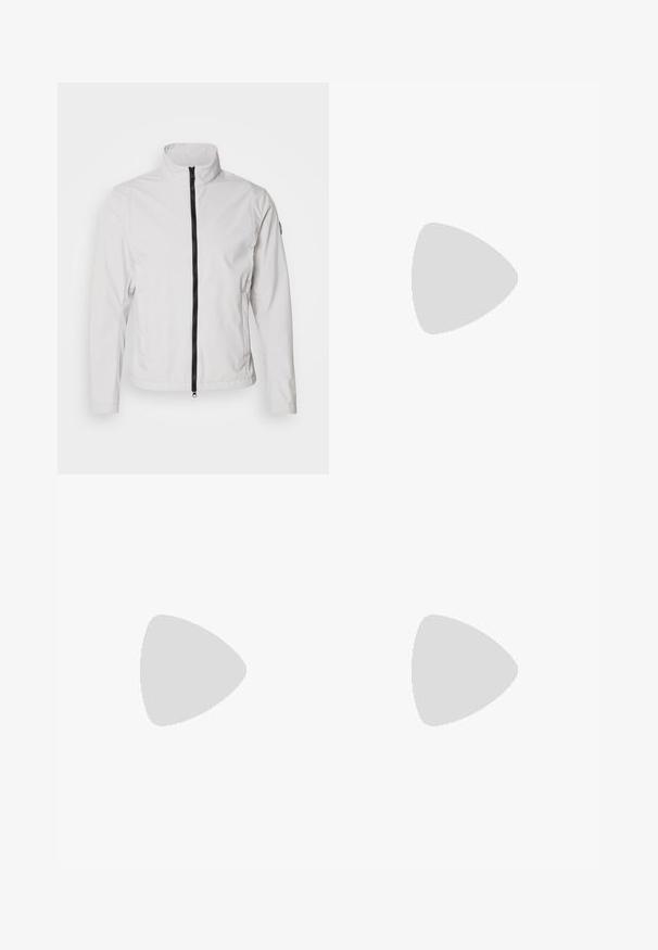 Biała kurtka z wysokim kołnierzem i czarnym zamkiem błyskawicznym z przodu. Gładka tekstura, długie rękawy i brak widocznych wzorów lub akcentów.; Czarny sweter z golfem wykonany z miękkiego materiału, z długimi rękawami i dopasowanym krojem. Żebrowane wykończenie na dolnym brzegu i mankietach. Prosty design.; Jasnoszare, dopasowane spodnie wykonane z fakturowanej tkaniny, z pojedynczą tylną kieszenią i starannym przeszyciem.; Czarny skórzany but za kostkę z okrągłym noskiem, gładką fakturą, minimalnym przeszyciem i niskim gumowym obcasem. Logo na pięcie.