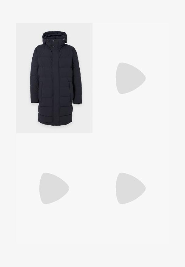 Marineblauwe gewatteerde jas met een capuchon, horizontaal gestikte ontwerp, twee zijzakken en knoopsluitingen. Gemaakt van textuur, geïsoleerd materiaal.; Witte katoenen t-shirt met een ontspannen pasvorm, voorzien van een klein zwart graphic logo op de linkerkant van de borst. Korte mouwen, ronde hals.; Witte linnen broek met een elastische tailleband, rechte pijpen en een zachte textuur zonder zichtbare patronen of hardwaredetails.; Zwarte sneakers van glad leer met een lage schacht, ronde neus en platte rubberen zool. Voorzien van veters en subtiele branding.