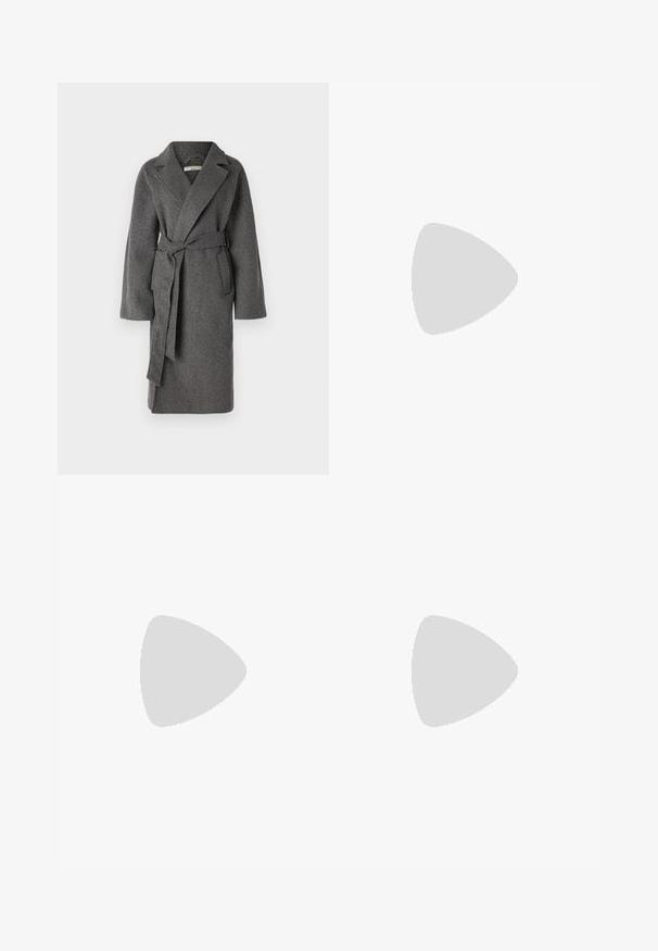 Grau wollener Übermantel mit einem Schalkragen, langen Ärmeln und einem Taillengürtel. Besitzt eine leicht strukturierte Oberfläche und ein knielanges Design.; Weißes, enganliegendes Oberteil aus geripptem Stoff mit kurzen Ärmeln und gerafften Details an den Seiten für Textur und Form.; Weiße weit geschnittene Hose aus leichtem Stoff. Mit einem elastischen Bund und Kordelzug sowie Seitentaschen. Glatte Textur.; Weiße High-Heel-Sandale mit einem klobigen Absatz, die über ein Riemchendesign und ein Knöchelband verfügt. Glatte Textur mit einer Plattform vorne für zusätzliche Höhe.