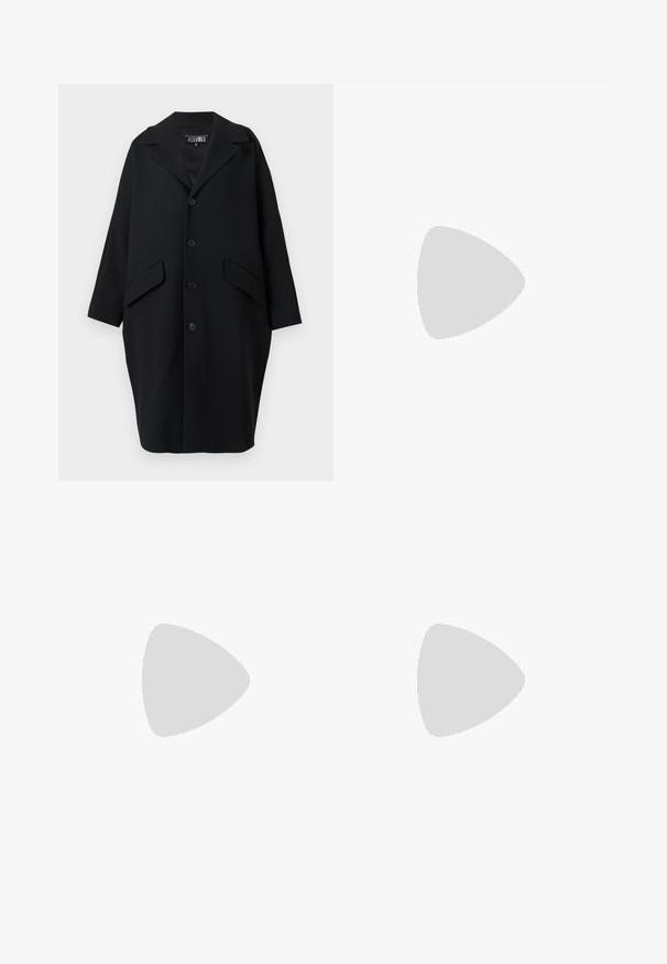 Svart överrock med slagkrage, sex framknappar, två stora påsydda fickor och en avslappnad, oversized silhuett. Slät textur.; Vit bomull t-shirt med kort ärm, rund halsringning, avslappnad passform och söm i nederkant. Etikett synlig på insidan av halsen.; Vita vida-byxor gjorda av bomull med en slät textur. Har en framknapp, gylf med dragkedja och fyra fickor.; Vit läderankelboot med rund tå och kraftig cylindrisk klack. Slät textur, minimal design, inga synliga detaljer eller mönster.