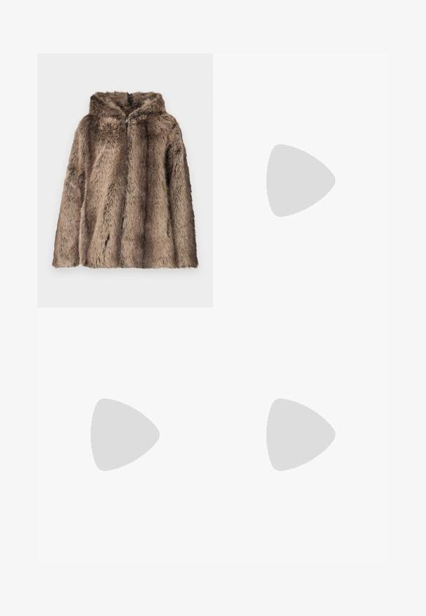 Fuskepelsfrakke i brune nuancer med hætte, blød tekstur og løs pasform. Stoffet har hår i forskellige længder for detaljer.; Hvid langærmet t-shirt lavet af ribbet stof med rund halsudskæring og lige skæring i kanten. Enkel, ensfarvet design.;  Sorte vidde jeans med høj talje, der har to forlommer og metalknapdetaljer. Stoffet har en glat tekstur.; Bershka TRACK  - Plateaustøvletter - black; Sort patenteret læder håndtaske med en buet form, en skulderrem, frontlommer og hardware accenter i sølvfarve.