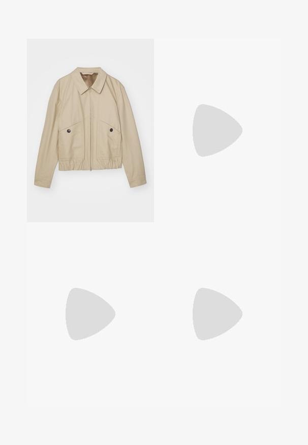 Bežs viegls džemperis ar norādītu apkakli, priekšējo rāvējslēdzēju, divām lielām kabatām un elastīgu jostu. Gluda tekstūra ar minimālistisku dizainu.; Reiss Džemperis - dark bordeaux; Filippa K WIDE TROUSERS - Auduma bikses - driftwood; Melna ādas potītes zābaks ar gludu tekstūru, šauru profilu, sānu šuvēm un zemu kvadrātveida papēdi. Aiz muguras ir pievilkšanas cilpa.