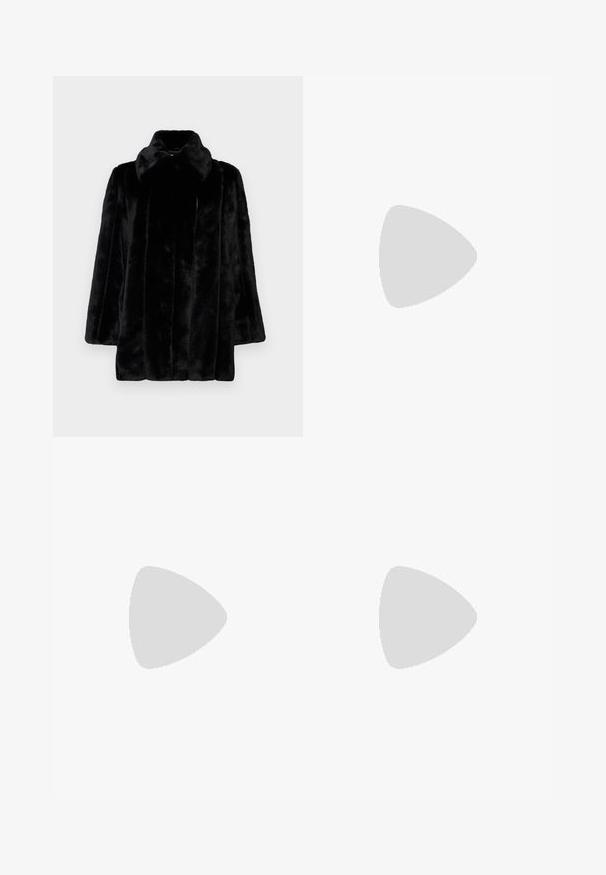 Patrizia Pepe COATS - Zimski plašč - nero; Črna bombažna majica s krožnim izrezom, kratkimi rokavi in izvezenim logotipom na prsih. Preprosta, sproščena silhueta brez vzorcev.; Črne krojene hlače s direktnim krojem, ki se ponašajo z gladko teksturo in ostrimi pregibi spredaj. Ni vidne kovine.; Črne usnjene sandale na peto z ostro konico, ki imajo tanko peto in zlat ton na nastavljivem traku. Gladka tekstura.