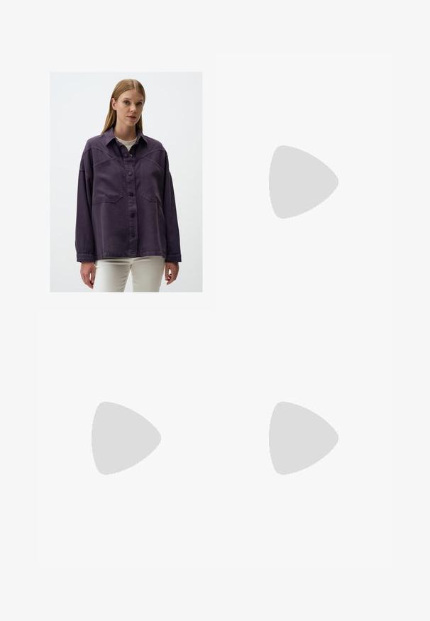 Camicia viola con colletto, due taschini sul petto e maniche lunghe, realizzata in un tessuto morbido con una vestibilità comoda e dettagli minimi.; Due magliette a girocollo, in nero e bianco, realizzate in cotone. Presentano maniche corte e un design a tinta unita, senza fantasie né accenti.; Stradivarius WIDE-LEG WITH BUCKLE DETAIL  - Pantaloni - dark brown; Scarpe sportive con tomaia in pelle bianca, punta in suede grigia e tre strisce nere. Presentano un logo blu sulla linguetta e una suola in gomma testurizzata.