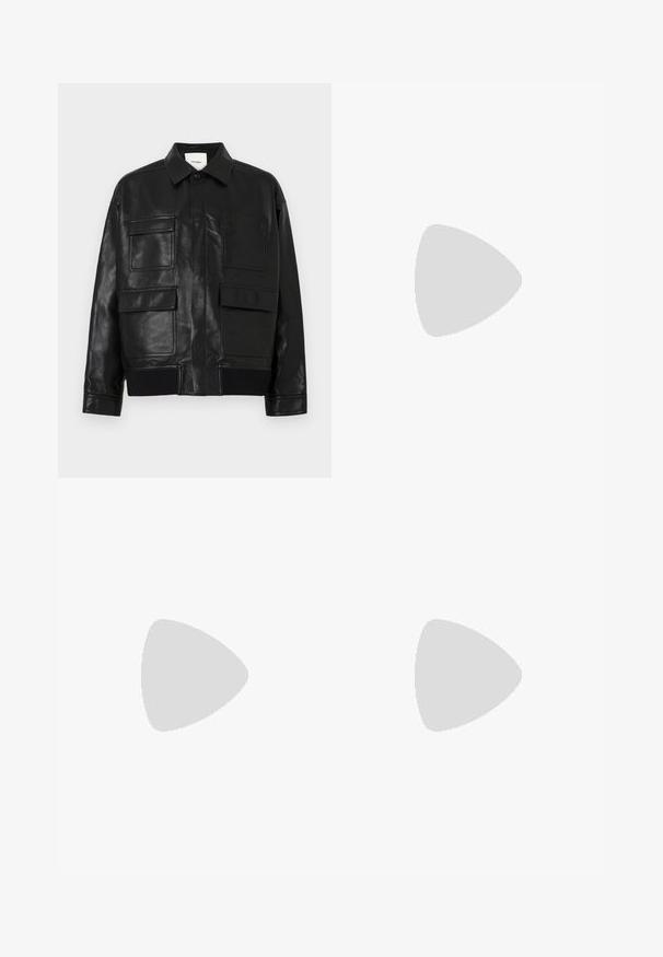 Schwarze Kunstlederjacke mit Kragen, Frontdruckknopf, geripptem Saum und vier großen Klappen- und Aufsetztaschen auf der Vorderseite.; Schwarzes, oversized T-Shirt mit kurzen Ärmeln und rundem Ausschnitt, mit sichtbarem Filippa K Markenlabel im Kragen.; Schwarze, plissierte Hose mit geradem, weitem Bein. Hergestellt aus glattem Stoff, mit Knopfverschluss und Gürtelschlaufen.; Schwarze Lederloafers mit glatter Textur, rundem Zehenbereich und einem dekorativen Riemen über dem Vorderfuß. Niedriger, gestapelter Absatz, minimalistisches Design.