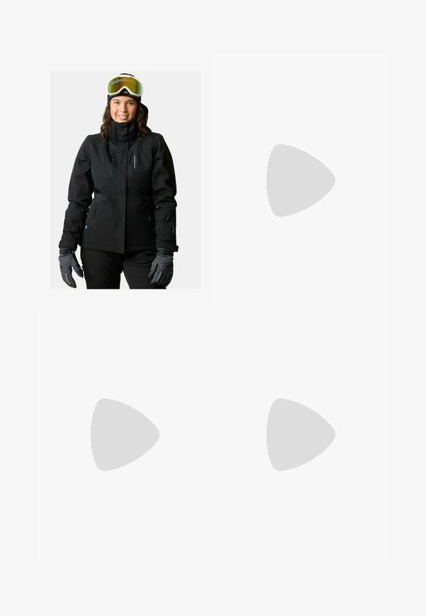 Giacca da sci nera con colletto alto, zip frontale, numerose tasche con zip e design aderente. Indossata con guanti grigi e occhiali da sci sulla fronte.; T-shirt nera a maniche lunghe in cotone con colletto rotondo. Presenta un piccolo logo bianco sul lato sinistro del petto. Design semplice e vestibilità comoda.; Pantaloni cargo in nylon nero con zip rimovibile, polsini regolabili, molteplici tasche e un logo sulla gamba destra. Tessuto liscio e leggero.; Scarpa atletica beige e crema con tomaia in mesh testurizzato, sovrapposizioni supportive e suola in gomma con un motivo a tasselli per la trazione.