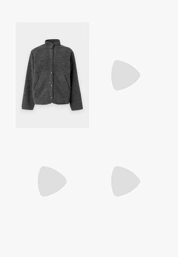 Tmavě šedá fleecová bunda s vysokým límcem, druky a bočními kapsami. Látka má texturovaný, měkký povrch.; Bílá košile na knoflíky vyrobená z hladké bavlny, s klasickým límcem, dlouhými rukávy a zakřiveným spodním lemem. Knoflíky jsou malé a bílé.; Hnědá bavlněná sukně ve stylu A s vysokým pasem, se sklady na přední straně a hladkou texturou. Lemování je čisté a jednoduché.; Burgundské lakové baleríny s kulatou špičkou, malou mašlí vpředu a nízkou černou gumovou podrážkou. Hladký povrch.