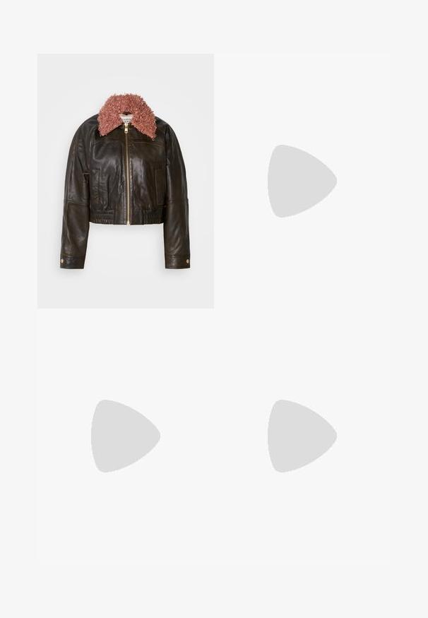 Scotch & Soda JACKET - Pilotska jakna - Burned aged; Crna kratka majica s kratkim rukavima i okruglim izrezom. Izrađena od laganog materijala, s ležernim krojem i ravnim rubom na dnu.; Traperice visokog struka u srednje plavoj boji. Imaju detalje s prednjim dugmadi i široki kroj. Tkanina ima glatku teksturu s blagim izblijedjenjem.; Tamno plavi nubuk visokoprsti cipela s okruglim vrhom, remenom oko gležnja i teksturiranim smeškim drvenim blok-petama. Glatka unutrašnja podstava.