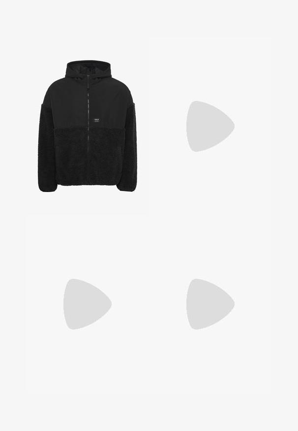 Zwarte capuchonjas met een zachte, gestructureerde fleece onderkant, gladde bovenstof, een frontale rits en een klein logo-opdruk op de borst.; Twee zwarte katoenen t-shirts met korte mouwen, ronde halslijnen en een gladde textuur, gepresenteerd op elkaar gestapeld.; Lichtblauwe denim broek met wijde pijpen en een vervaagde afwerking, vijf zakken ontwerp en een ruwe zoom. Voorzien van een knoop- en ritssluiting aan de voorkant.; Tan suède enkelboot met zwart gevoerd kraagje, gouden metalen oogjes, witte stikdetails en een robuuste rubberen zool met uitgesproken profiel.