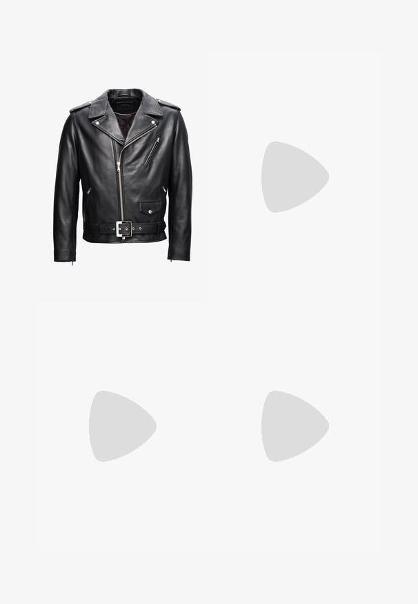 Schwarze Leder-Bikerjacke mit Einkerbung am Kragen, Reißverschluss vorne, mehreren Taschen und einem taillierten Gürtel. Mit silbernen Hardware-Akzenten.; Schwarzes Langarm-T-Shirt aus Baumwolle. Verfügt über einen Rundhals, gerippte Bündchen und ein kleines rotes gesticktes Logo auf der Brust. Glatte Textur.; Beige Leinenhose mit geradem Schnitt, ausgestattet mit zwei vorderen Falten, einem Knopfverschluss und seitlichen Taschen. Strukturierter Stoff mit glatter Oberfläche.; Weiße ledersneaker mit strukturiertem Finish, ausgestattet mit einer schwarzen Fersenpartie, runder Zehenpartie und schwarzem Markenzeichen an der Seite. Leichte Gummisohle.