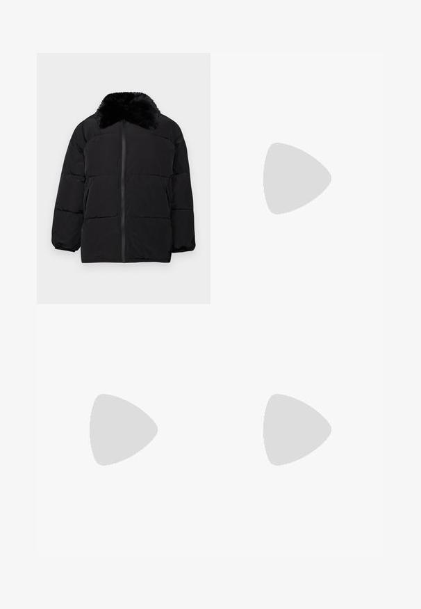 Giacca a vento nera con collo in pelliccia sintetica, chiusura con zip, polsini elasticizzati e design trapuntato con cuciture orizzontali.; T-shirt di cotone rosa chiaro con collo rotondo, con logo ricamato in argento "Calvin Klein" e un sottile design "CK" sul petto.; Jeans in denim azzurro con vita alta, design a gamba dritta, stile a cinque tasche e texture leggermente sbiadita. Chiusura con rivetto e bottone.; Slingback metallizzato argento con punta affilata, caratterizzato da tre ampie cinghie e fibbie quadrate metalliche. Texture lucida e tacco sottile.; Collana in argento con anelli rotondi interconnessi e un accento centrale a forma di cuore lucido. Incluso un fermaglio sicuro.