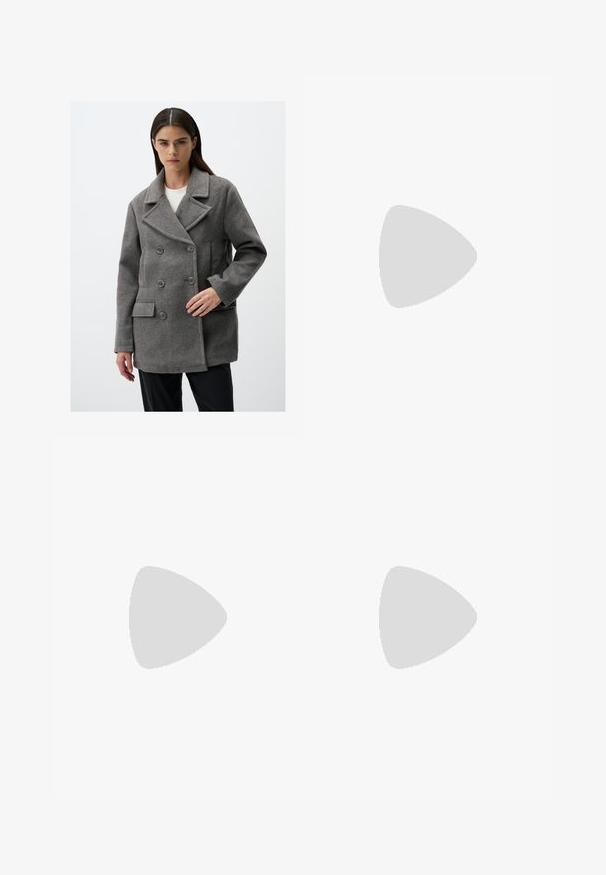 Cappotto grigio in lana a doppio petto con rever, quattro bottoni, tasche laterali e vestibilità sartoriale. Texture liscia con dettagli cuciti.; T-shirt bianca a maniche corte realizzata in morbido tessuto, con scollatura a girocollo e maniche arrotolate, con un'etichetta visibile sul retro.; Pantaloni neri a gamba larga con vita alta, pieghe e una superficie liscia. Design minimalista senza modelli o accessori visibili.; Stivaletto nero fino alla caviglia in pelle liscia. Presenta una punta quadrata, un bordo elastico e un tacco robusto per la stabilità. Design minimalista.