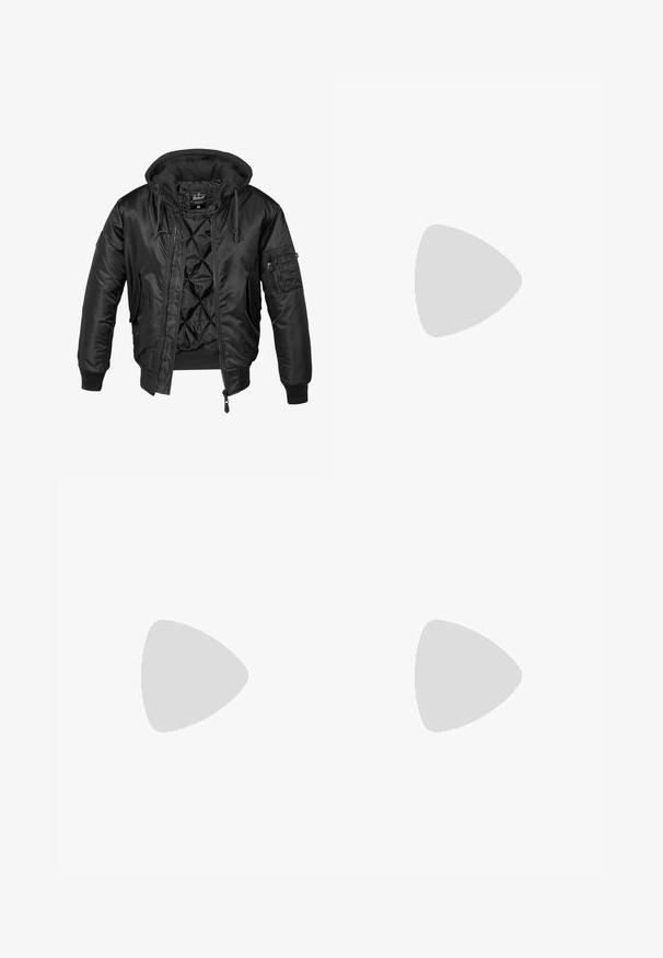 Giacca bomber nera con cappuccio, realizzata in nylon lucido, con fodera trapuntata, polsini a coste e una tasca con zip sulla manica.; T-shirt nera in cotone con maniche corte, caratterizzata da una grafica frontale di una statua e dalla parola "REPENT" in grassetto grigio.; Pantaloni cargo mimetici in tonalità di grigio e bianco, con più tasche e un cordoncino alle caviglie per una vestibilità regolabile.; Scarpa da corsa nera con una combinazione di materiali in rete e sintetici, suola spessa, design curvo e marchio ben visibile sul lato.; Occhiali da sole angolari con tonalità grigia e hardware in argento, su uno sfondo chiaro. Le lenti presentano una forma geometrica unica.