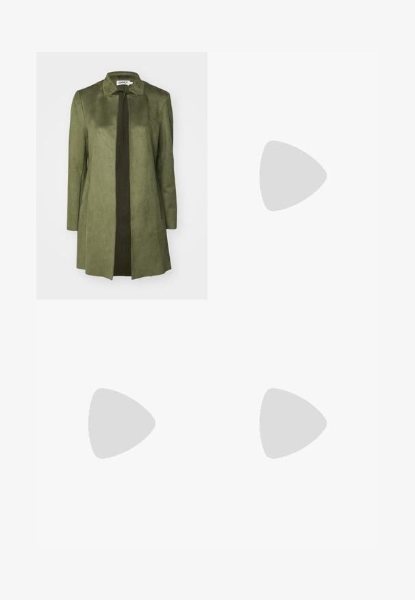 Casaco de camurça verde-azeitona com colarinho estruturado e design de frente aberta. Apresenta mangas longas e um corte reto, com um painel contrastante.; Camisa branca de botão feita de algodão suave, com colarinho clássico, mangas longas e bainha curva. Os botões são pequenos e brancos.; Saia A-line de algodão castanho com cintura alta, apresentando pregas na parte da frente e uma textura suave. As bordas da bainha são limpas e simples.; Bailarinas em couro sintético borgonha com bico redondo, pequeno laço na frente e sola baixa em borracha preta. Textura suave.