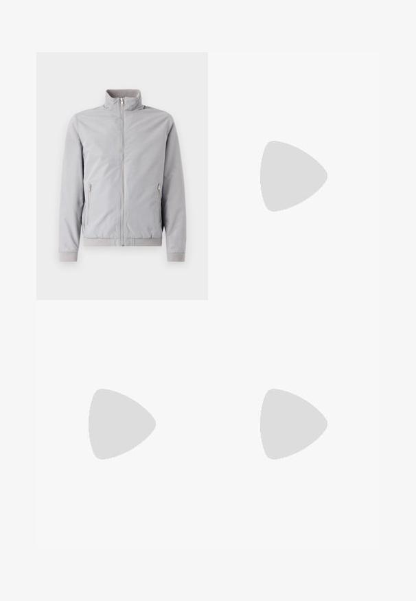 Lichtgrijze jas met een kraag die omhoog staat, ritssluiting en twee zijzakken met rits. Heeft ribgebreide manchetten en zoom, en een zachte textuur.; Witte korte mouwen T-shirt met ribbelstructuur. Ronde hals, ontspannen pasvorm, geen zichtbare patronen of accenten. Eenvoudig en veelzijdig ontwerp.; Beige wijde broek met een elastische tailleband en trekkoord. Gladde textuur, twee zijzakken en minimale naden voor een relaxte pasvorm.; Witte sneakers met een gladde textuur, voorzien van bruine lederen accenten en zwarte details, gecombineerd met zwarte maatpakken. Achtergrond van houten vloeren.