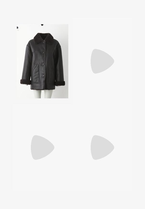 Veste en cuir noir avec un col en peau lainée marron, fermeture à boutons sur le devant, deux poches latérales et des accents en peau lainée sur les poignets.; Cardigan gris en tricot à manches courtes avec un motif en treillis, doté d'un col en denim et de cinq boutons dorés sur le devant.; Mini-jupe noire avec un haut ajusté et trois couches de tissu froncé en bas, avec une texture lisse et des lignes épurées.; Sandales noires à talons avec des fines lanières, une finition texturée, bout ouvert et un design de talon pointu et élégant. Équipées d'une semelle intérieure lisse et d'une surface brillante.