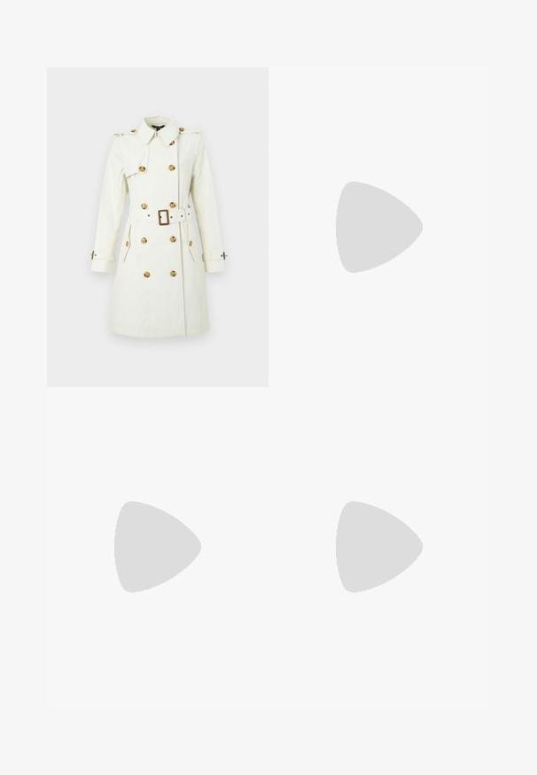 Smėlio spalvos tranšėjo paltas su dvigubo sagstymo dizainu, didelėmis sagomis, diržu juosmens srityje ir antpečiais. Ilgos rankovės ir šoninės kišenės.; Balta be rankovių liemenė, pagaminta iš lygios medvilnės, su raukštu apvadu ir mažuoju tamsiai mėlynu logotipu apatiniame kairiajame kampe. Paprastas dizainas, be raštų.; Polo Ralph Lauren HEMP WIDE LEG PANT - Kelnės - nevis; Laivyno mėlynos drobinės pakulnės šlepetės su espadrilės virve ir grietinėlės spalvos kaspinais aplink kulkšnį. Uždara kulniuko ir apvalios noselės dizainas.