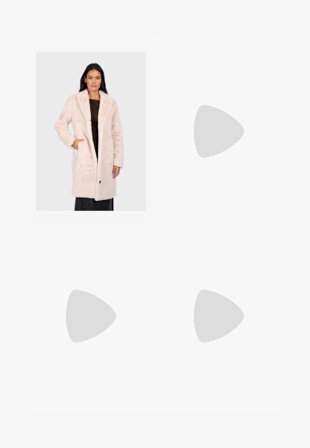 Svetle růžový kabát z umělé kožešiny s klopovým límcem, dlouhými rukávy, zapínáním na knoflíky v přední části a bočními kapsami, s měkkým, texturovaným povrchem.; Látka s černými puntíky na světle béžovém pozadí. Design obsahuje rovnoměrně rozložené, plné kroužky na hladkém povrchu.; Černé kalhoty s širokými nohavicemi vyrobené z hladké látky. Mají přední sklady, zapínání na knoflík a upravený pas pro štíhlý střih.; Černé žabky s hladkým horním páskem a texturovanou platformou. Minimalistický design s nízkým profilem.; Přírodní tkaná slámová taška s texturovaným povrchem, velkým otevřeným topem, zakřiveným tvarem a tmavým koženým popruhem. Má černý akcent na dně.