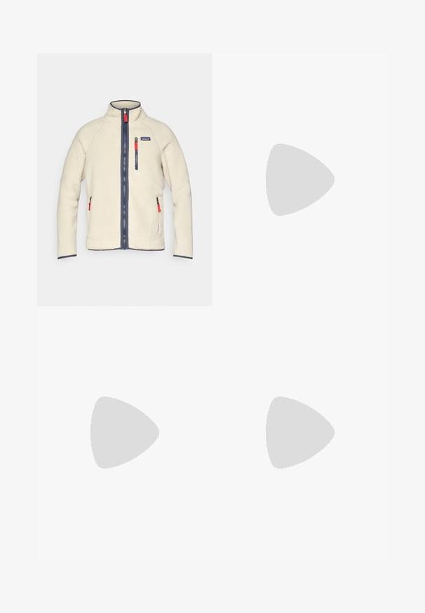 Kremasti flis jakna s visokim ovratnikom, mornarskim zatvaračima i kontrastnim crvenim povlačenjem zatvarača. Sadrži bočne i džep na prsima. Teksturirana površina.; Bjela pamučna majica s kratkim rukavima, okruglim izrezom i lijevim džepom na prsima s plavim "Patagonia" logom. Klasični kroj s glatkom teksturom.; Bež hlače s patentnim zatvaračem i glatkom teksturom, s dva bočna džepa, dugmetom za zatvaranje i preklopnim manžetama za svestranost.; Planinarska obuća u maslinasto zelenoj i crnoj boji s ružičastim akcentima. Ima teksturirani gornji dio, fleksibilnu podlogu, ojačan vrh i šareni sustav vezanja.