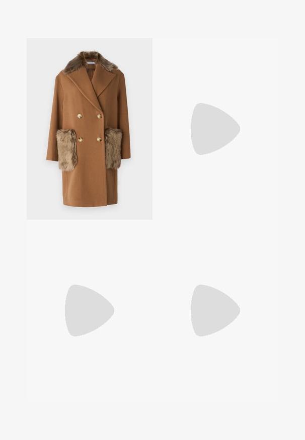 Palton din lână maro cu guler din blană sintetică și buzunare laterale. Design cu două rânduri de nasturi, cu nasturi aurii și croială dreaptă. Textură moale.; Top scurt cu mânecă scurtă, alb, cu decolteu larg. Textura are dungi verticale, evidențiind o potrivire strânsă și un design simplu.; WEEKEND MaxMara LIVIGNO - Pantaloni - avorio; Sandalie cu toc înalt bej, cu o textură împletită, având o floare decorativă și curea pentru gleznă. Tocul pătrat oferă stabilitate.