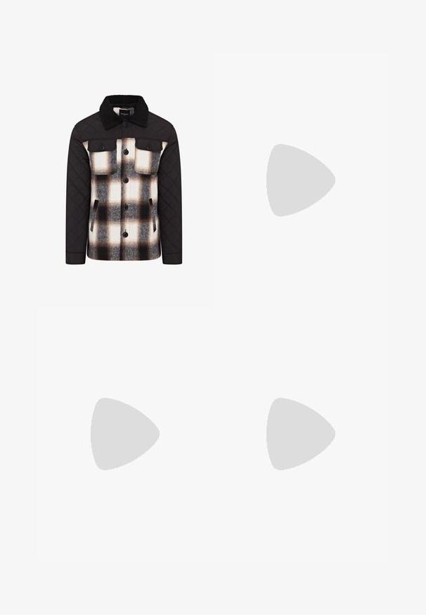 Casaco acolchoado com mangas e colarinho pretos. O design xadrez apresenta padrões brancos, pretos e castanhos. Fecho de botões e bolsos no peito.; T-shirt branca de mangas curtas com o texto vermelho "Edição Originais do Estúdio" no lado esquerdo do peito, apresentada sobre um fundo cinza neutro.; Chinos bege feitos de algodão, com um corte reto, bolsos frontais e traseiros, e fecho com botão e passantes para cinto.; Ténis atléticos brancos com um superior em malha texturizada, atacadores planos e uma sola acolchoada com câmaras de ar visíveis para maior suporte.