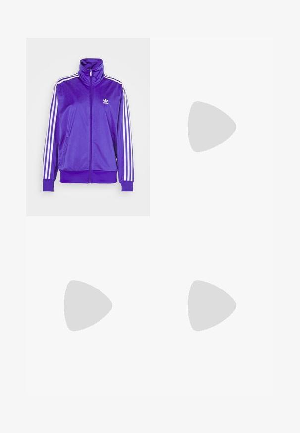 Giacca zip-up viola realizzata in materiale lucido, con colletto alto, strisce bianche sulle maniche e un piccolo logo bianco sul petto.; Set di tre t-shirt a maniche corte in nero, grigio e bianco. Realizzate in cotone, presentano un collo a giro e un design semplice in un colore solido.; Gonna di jeans scuro con vita alta, taglio dritto, tasche frontali e cuciture a vista. Presenta una chiusura con zip e bottone in vita.; Scarpa atletica in suede marrone con strisce e logo rosa, dotata di una tomaia testurizzata, chiusura con lacci e suola in gomma color miele.
