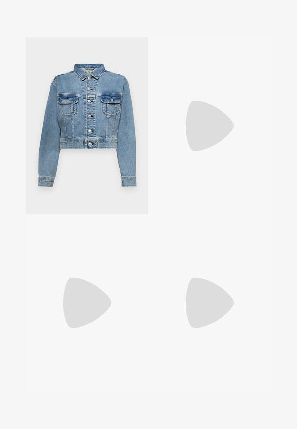 Kratka denim jakna v svetlo modri barvi z gumbi spredaj, dvema žepoma na prsih in kovinskimi gumbi. Ima šivane detajle na rokavih.; Bela brezrokavna majica iz rebraste tkanine, z zaobljenim izrezom in prilegajočim silhueto, z minimalnimi šivi in brez okraskov.; Svetlo modri široki kavbojki iz denima, z visokim pasom, petimi žepi in subtilnim postopnim zbledanjem proti robu.; Rjave usnjene kavbojske čevlje z ostrim nosom in blok peto, ki vsebujejo podrobno šivanje in dvignjene dodatke na zgornjem delu.