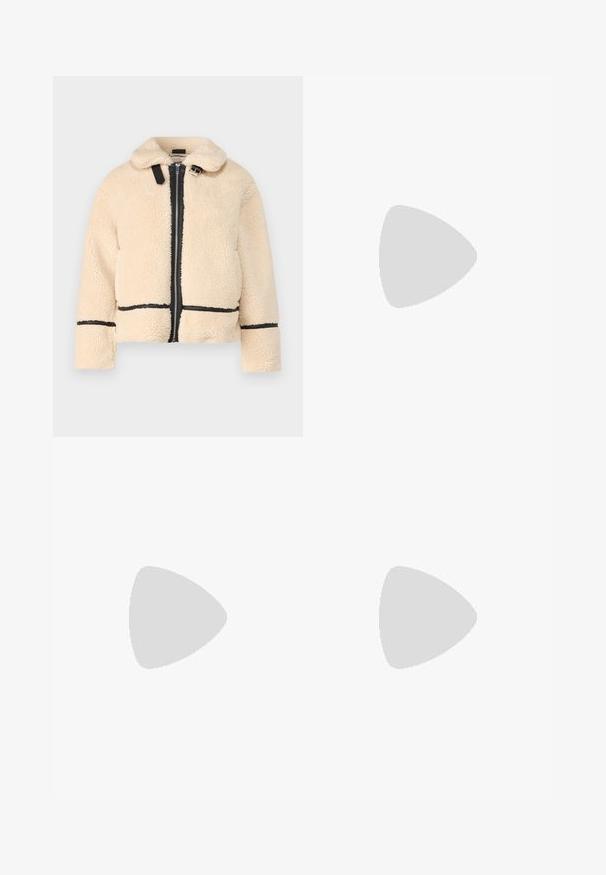 Casaco de pelúcia falso de cor creme com fecho frontal em zíper, detalhes em preto e colarinho. Apresenta um corte descontraído e mangas longas.; Suéter preto de mangas compridas com textura canelada, justo ao corpo, com um decote redondo, exibido contra um fundo claro e liso.; Calças pretas largas feitas de tecido suave. Cintura média com passantes para cinto, frente lisa e um pequeno detalhe em ouro perto da cintura.; Bota de tornozelo em couro preto com parte superior solta, detalhe em fivela e sola grossa e resistente. Apresenta bico redondo e textura suave.