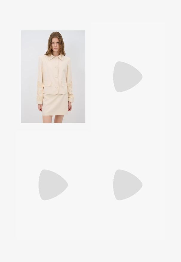 Beige skræddersyet jakke med krave, fem knapper og blomstermønster på ærmerne; parret med enMatchende beige nederdel.; Hvid tanktop, ribbet tekstur, rund halsudskæring, ærmeløs design, tætsiddende form, diskret branding på mærket inden i kraveområdet.; Højtaljede sorte denim jeans med en bred benklip, fem-lomme design og synlig syning. Stoffet har en glat, let tekstureret finish.; Løbesko med en åndbar hvid mesh-overdel, sølvdetaljer, grå snørebånd og en holdbar sort gummisål. Letvægts, polstret design.