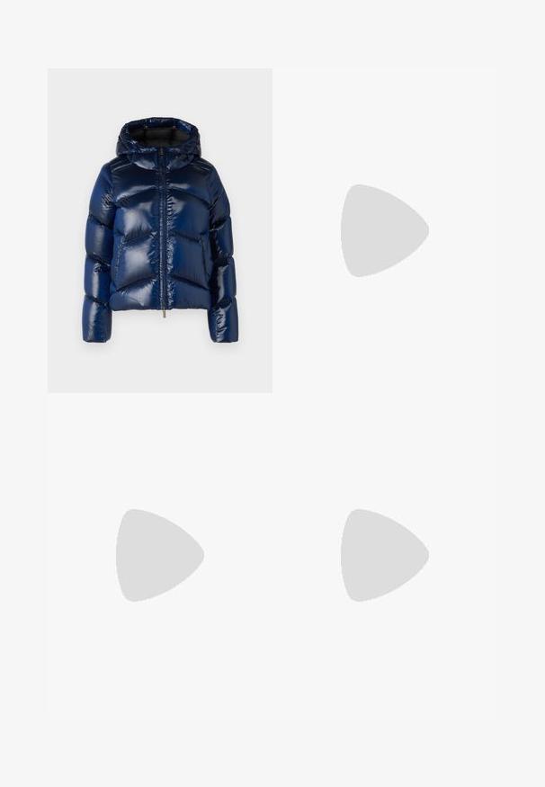 K-Way NINEV CRYSTAL  - Sulejope - blue depht; Valge puuvillane t-särk ümmarguse kaelusega ja lühikeste käistega, millel on ees roheline Calvin Klein logo. Klassikaline, sirge lõikega disain.; Valged laiad püksid, mis on valmistatud kergetest materjalidest, omades siledat tekstuuri, puhtaid jooni ja kõrget vöökohta.; Valge tennisepaar, millel on sile nahkpealne, ümar nina, paelakinnitus ja kontrastne must kannaaktsent. Omab tekstuurset kummitalda.