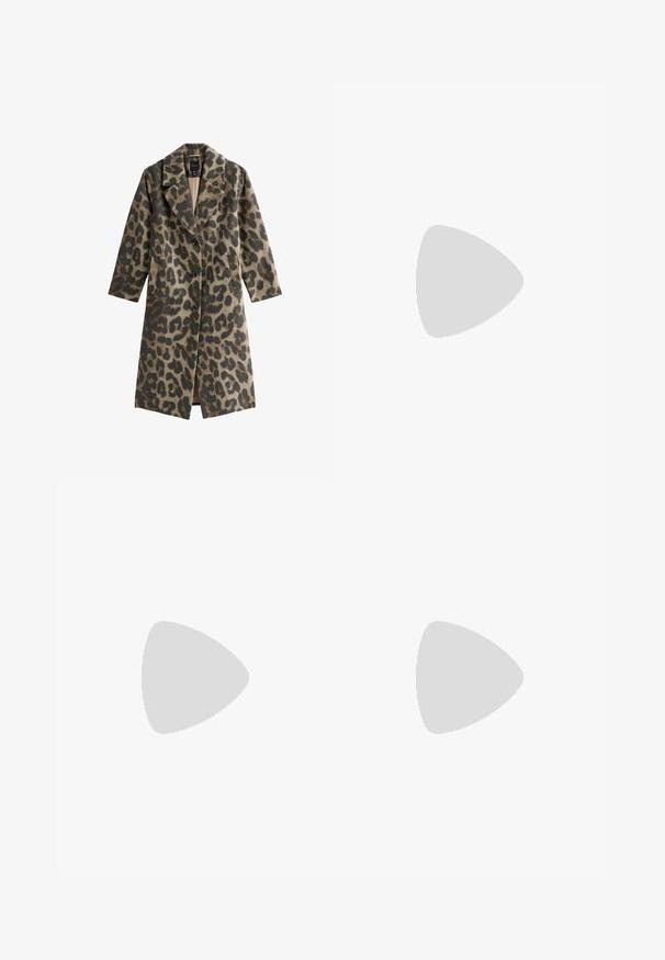 Leoprint-Mantel aus weichem Stoff, mit Reverskragen, Knopfschluss, Side-Pockets und einem leicht oversized Design.; Weißes, geripptes Tanktop mit runder Ausschnittform und ärmellosem Design, ausgestattet mit einem geraden Saum und einer glatten, dehnbaren Textur.; Graue Jeans aus Denim mit geradem Bein, mit Used-Effekten, fünf Taschen und kupferfarbenen Nieten. Der Bund verfügt über ein Logoshirt.; Sportschuhe mit einem Obermaterial aus weißem Leder, grauer Wildleder-Zehenkappe und drei schwarzen Streifen. Sie verfügen über ein blaues Logo auf der Zunge und eine strukturierte Gummisohle.